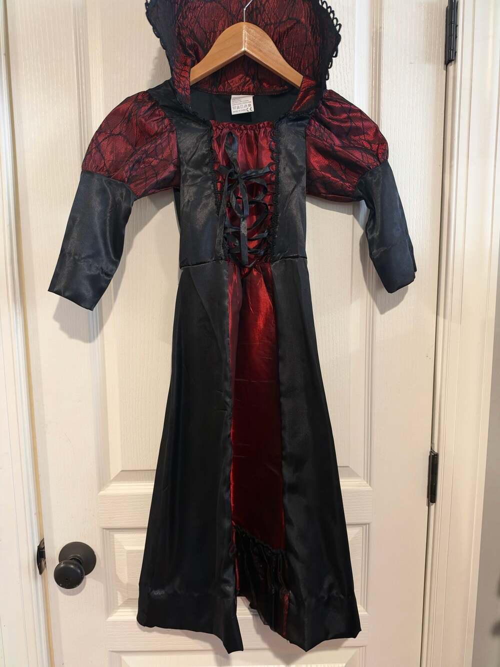 Girls Vampire Halloween Costume Dress size- 4-6 black wig and accessories